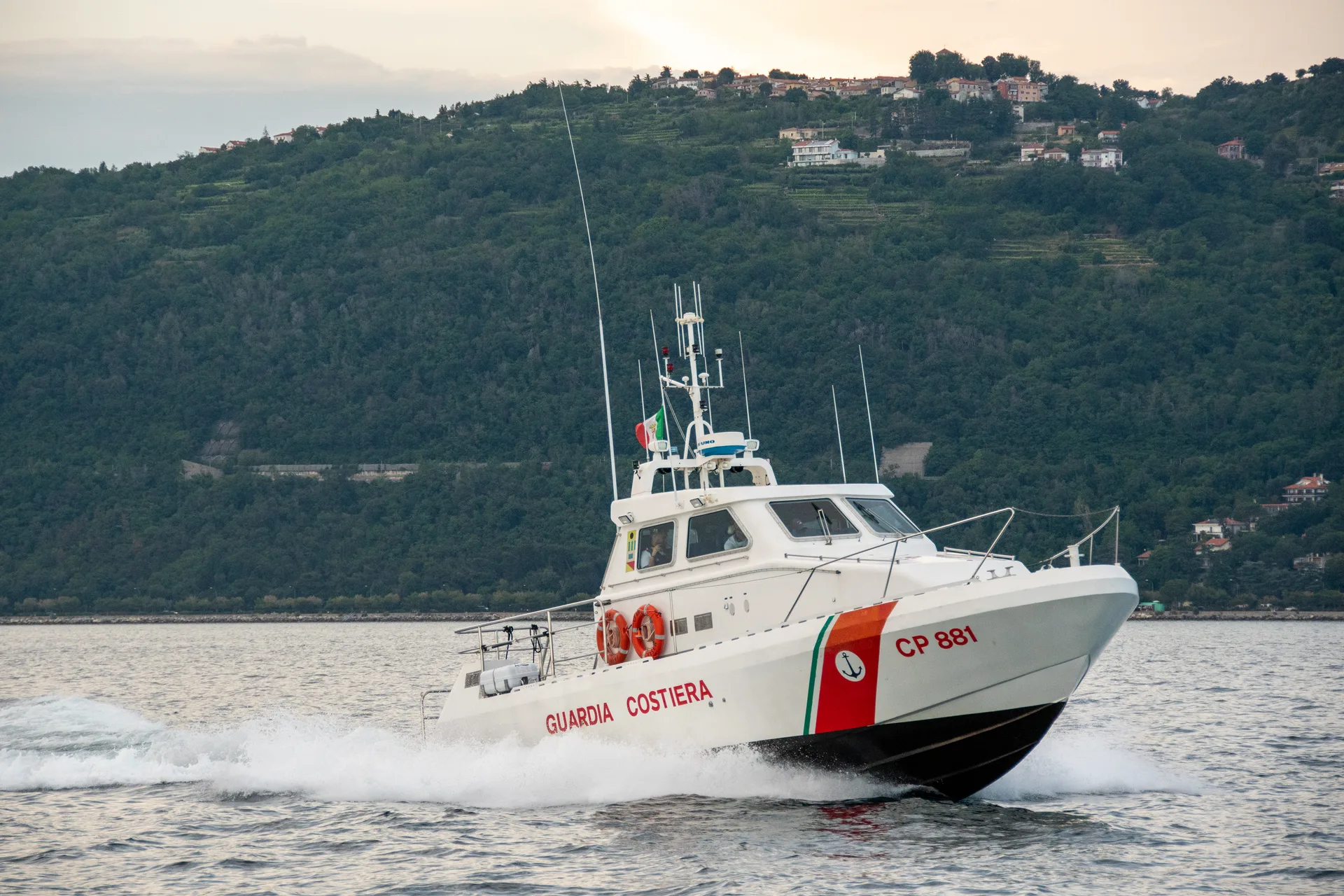 Trieste, affonda il “Diwa II” davanti al porto: dieci persone salvate dalla Guardia Costiera