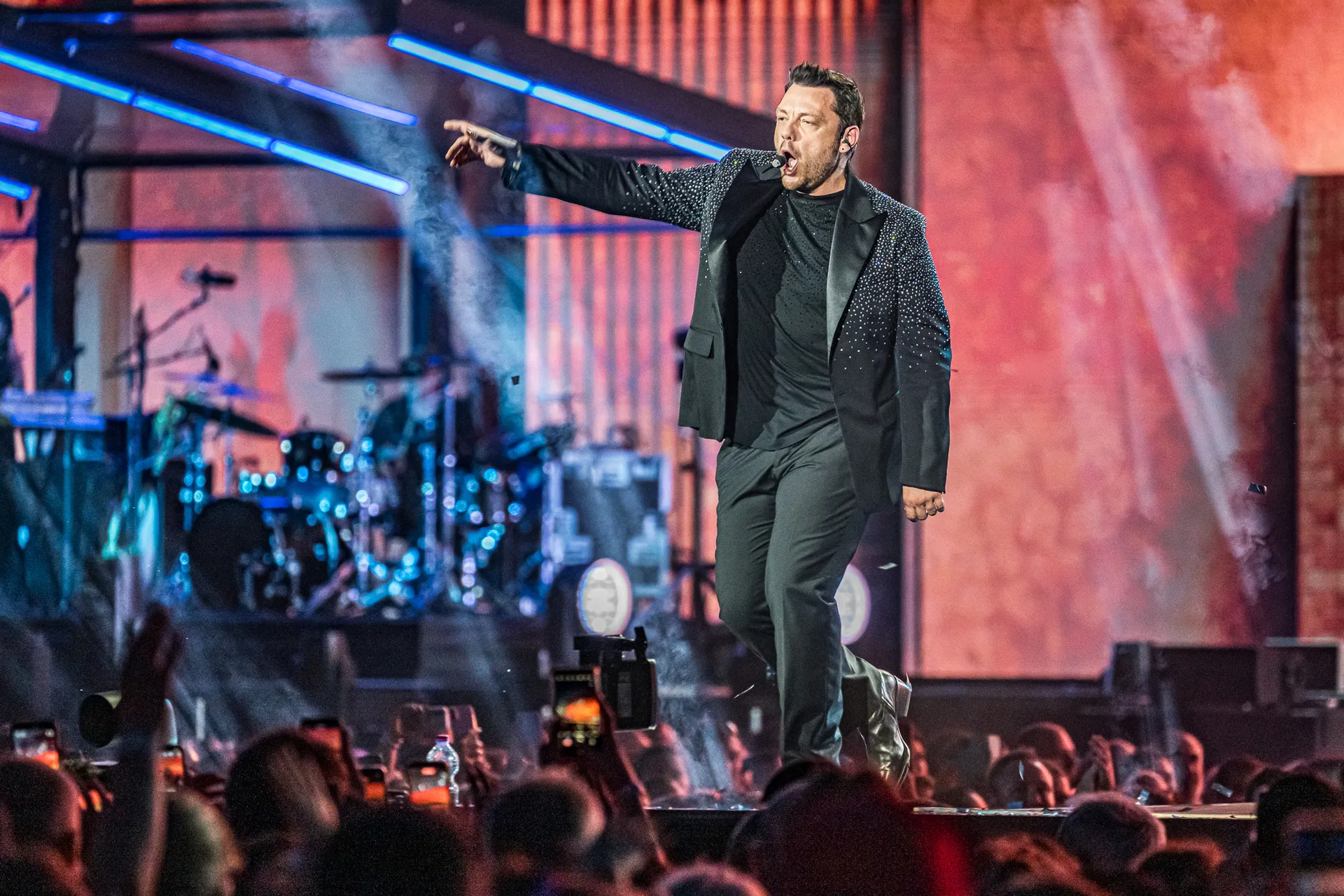 Lignano abbraccia Tiziano Ferro: debutto trionfale del tour negli stadi 2026 davanti a migliaia di fan