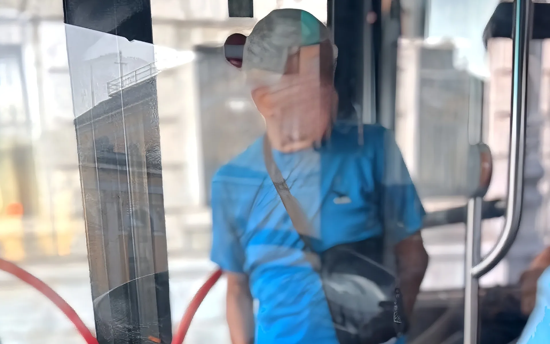 Trieste, porta guasta sulla linea 6, Marino dà una mano all’autista: «Hai un nuovo amico»