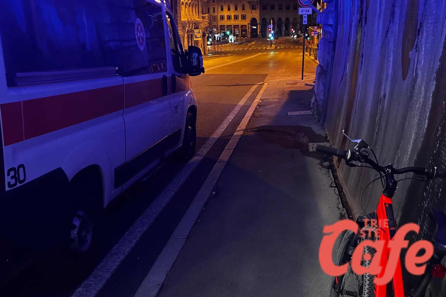 Cade dalla bicicletta nella galleria di piazza Goldoni: 27enne soccorso e portato in ospedale
