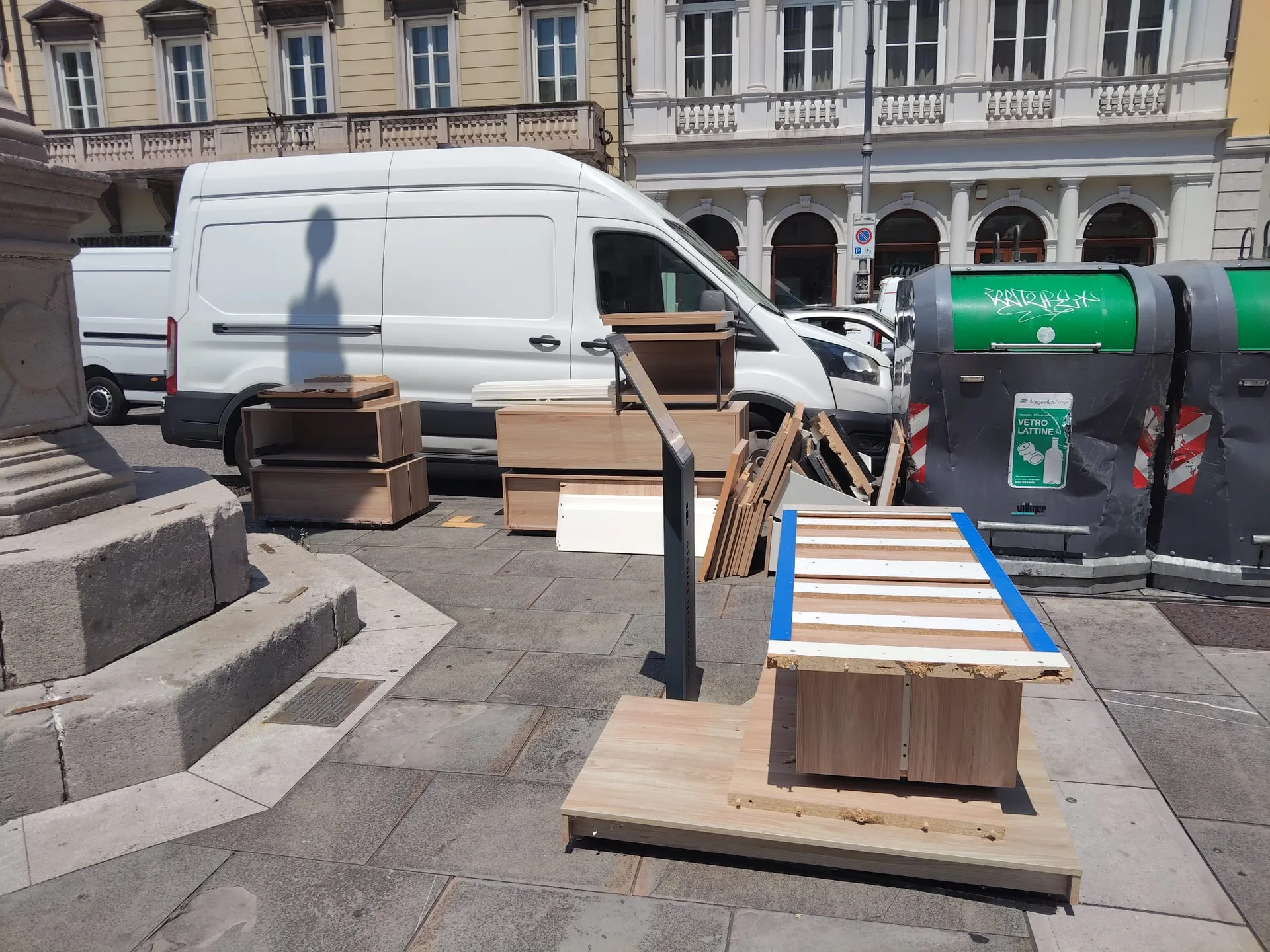 Piazza della Borsa: mobili abbandonati sotto la colonna di Leopoldo I