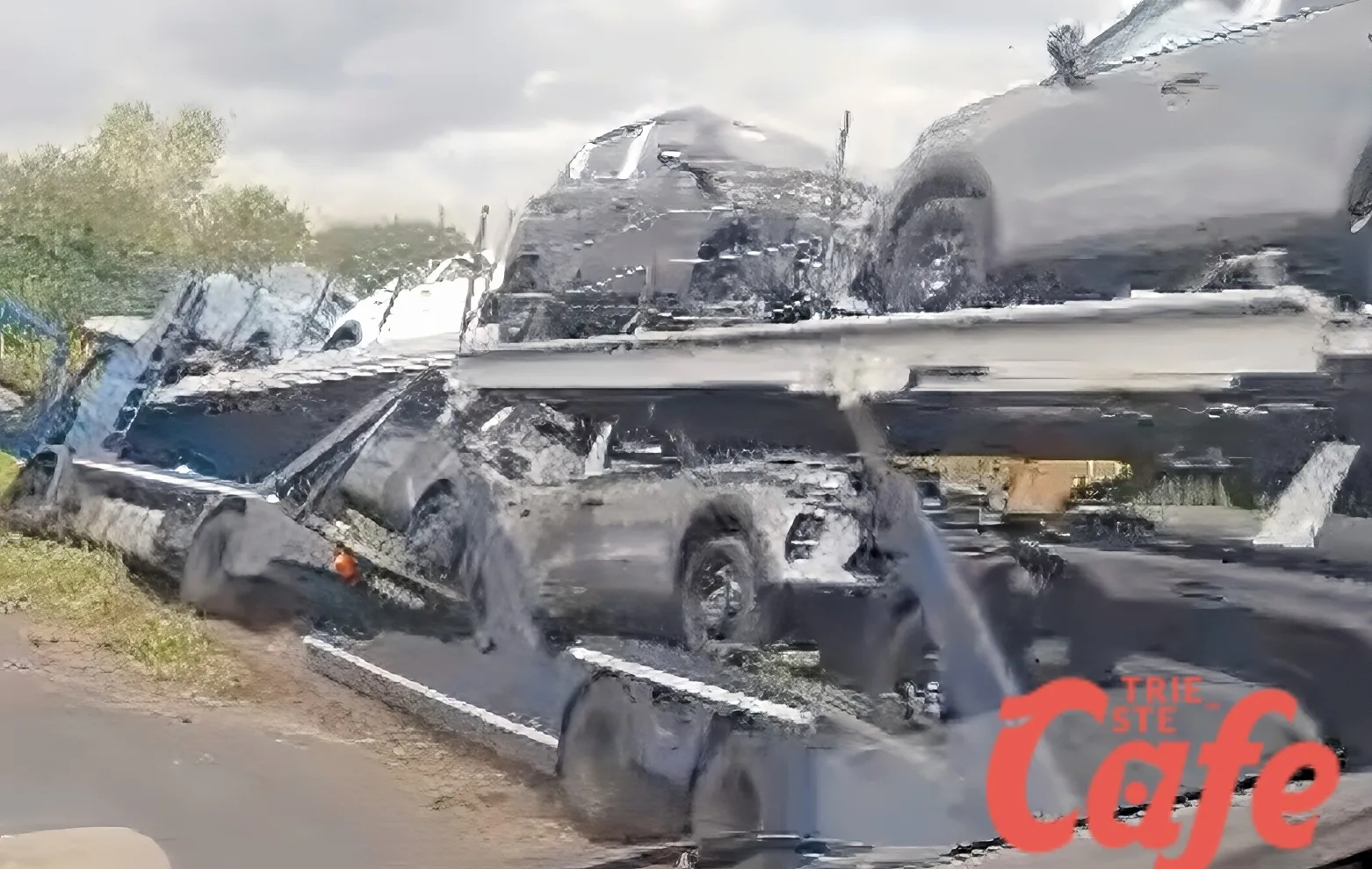 A4, bisarca carica di automobili finisce fuori strada: incidente al mezzo pesante