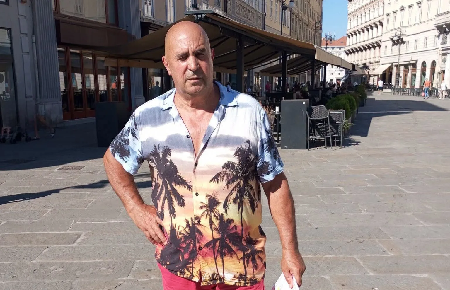 Tra palme e tramonto: la camicia tropicale di Giorgio Marchesich diventa protagonista in città