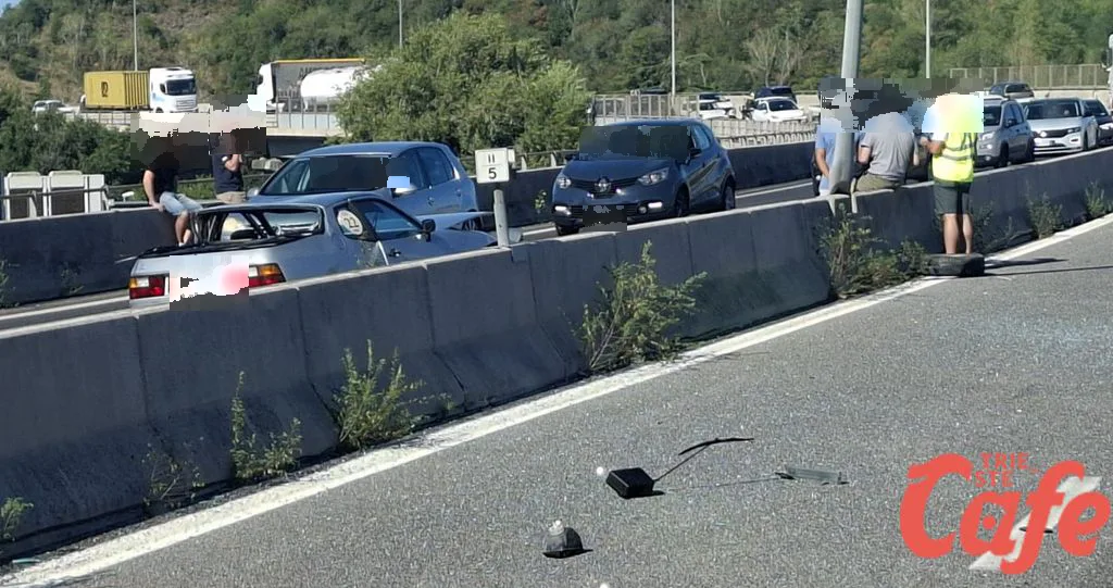 Trieste, incidente sulla sopraelevata: vetri e parti auto finiscono dall’altra parte della carreggiata