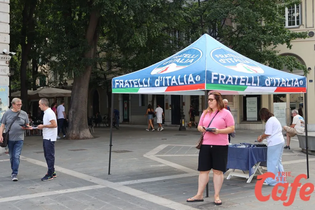FdI in piazza a Trieste, Matteoni rilancia: «La destra non si ferma, sicurezza e confini prima di tutto» (VIDEO)