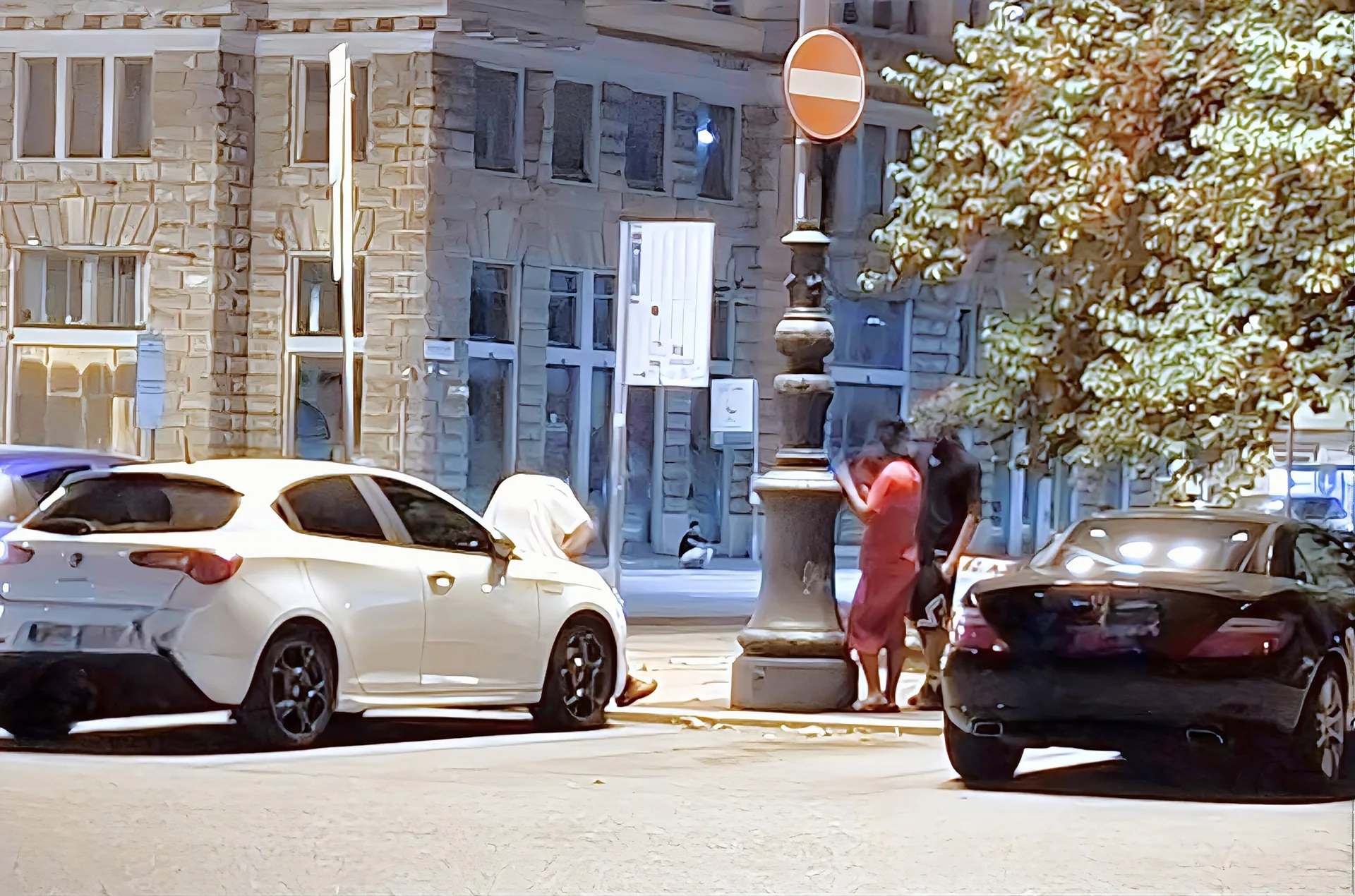 Piazza Oberdan, maranza si arrampicano su un'auto e si sdraiano sul cofano comodamente 