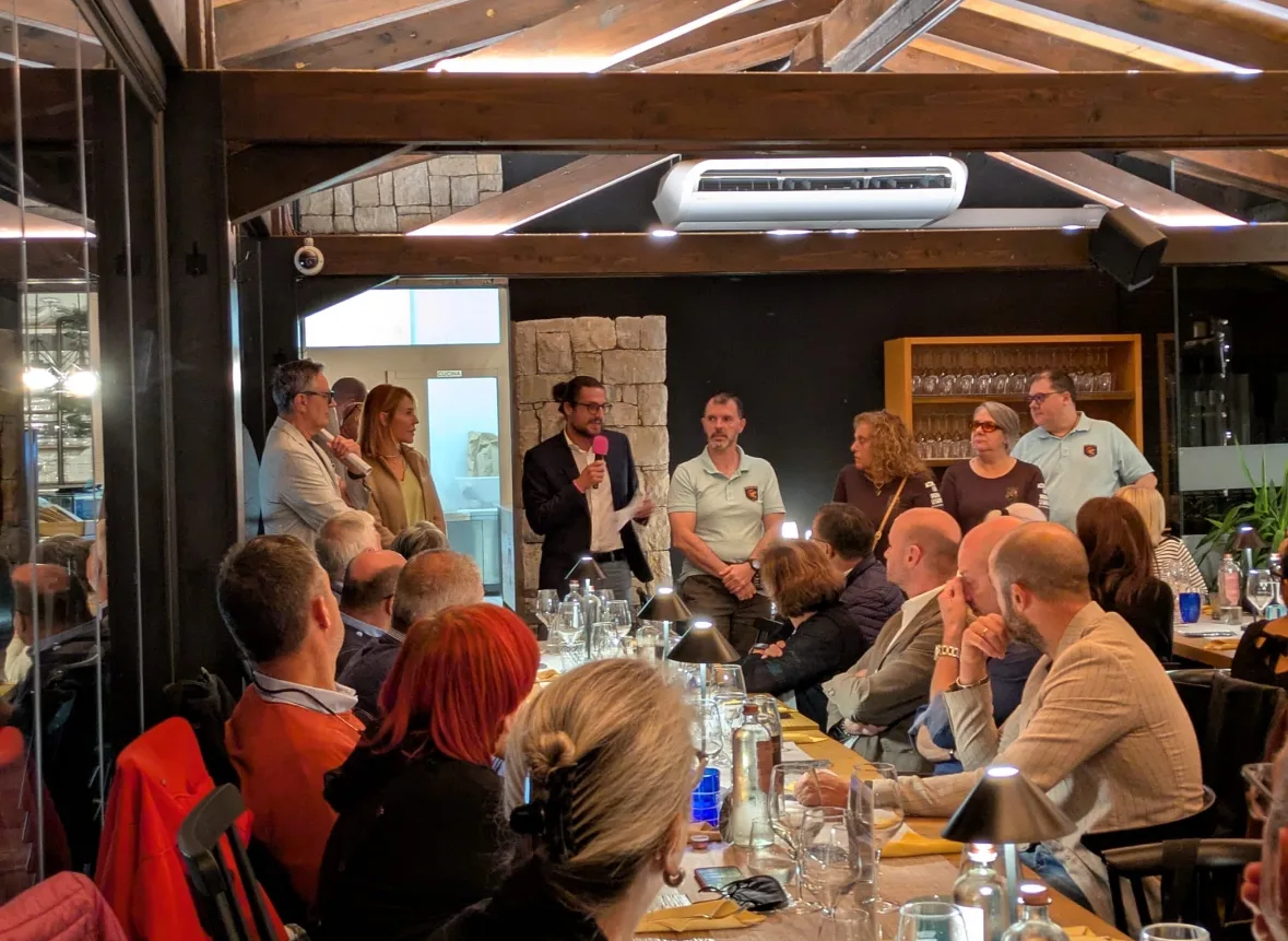 Degustazione al buio a Cormons, convivialità e solidarietà per “Ciechi per Caso”