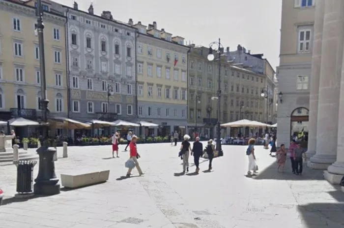 Piazza della Borsa  apre lo zaino di una turista in piazza della Borsa davanti a Lorenzo Giorgi (VIDEO)