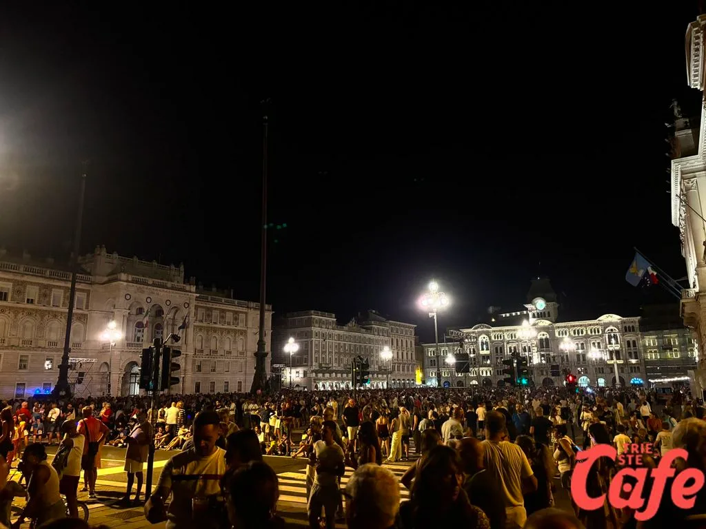 Trieste in delirio per i mille droni, Piazza Unità stracolma: una notte di luce, musica ed emozioni