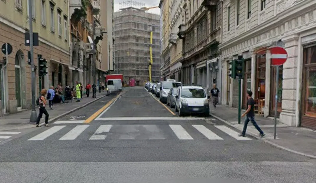 Bar chiuso in via Raffineria: «Liti, alcol, imbriaghele a go-go e disturbo ai residenti»