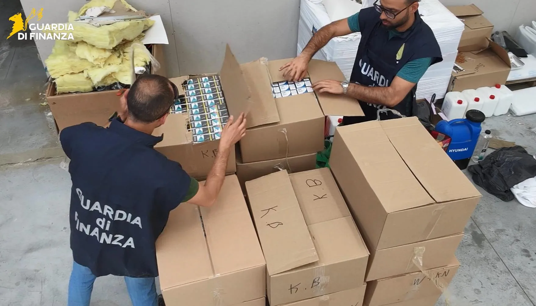Blitz della Finanza: in Fvg una delle più grandi fabbriche illegali di sigarette d'Italia
