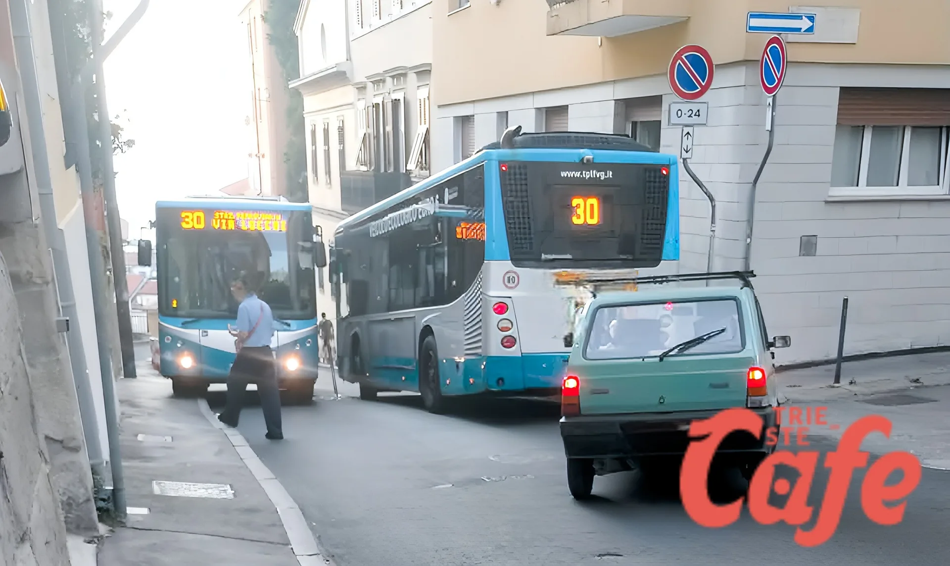 Scontro tra due autobus della linea 30 in via Commerciale: vetro dell'autista in frantumi