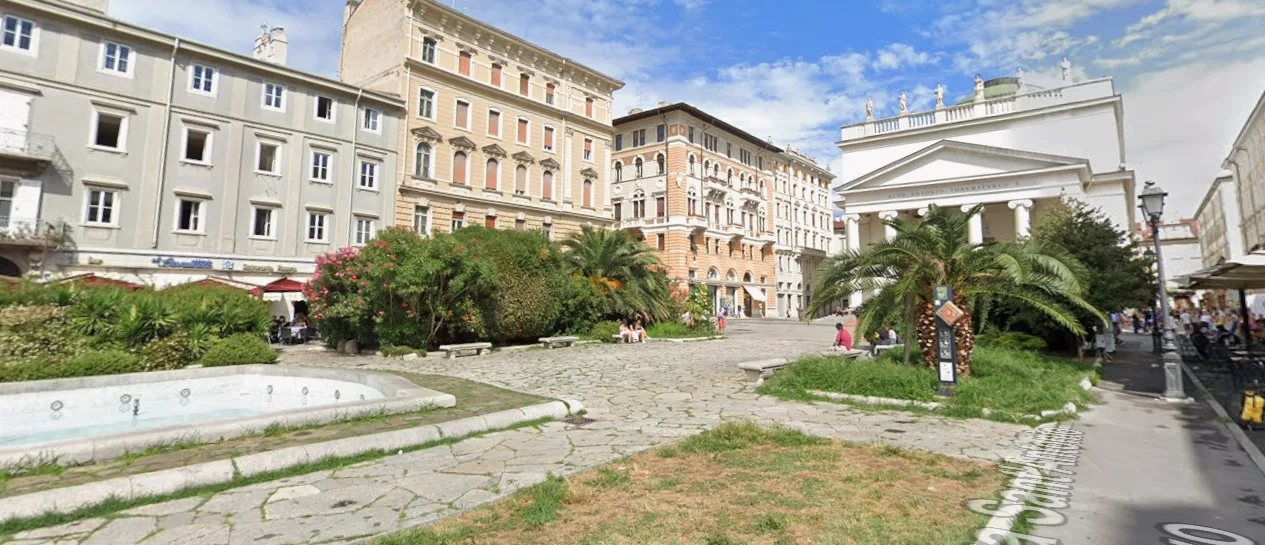 Trieste, polemiche sul verde di piazza Sant’Antonio: «Finiamola di discutere, non va mai bene niente»