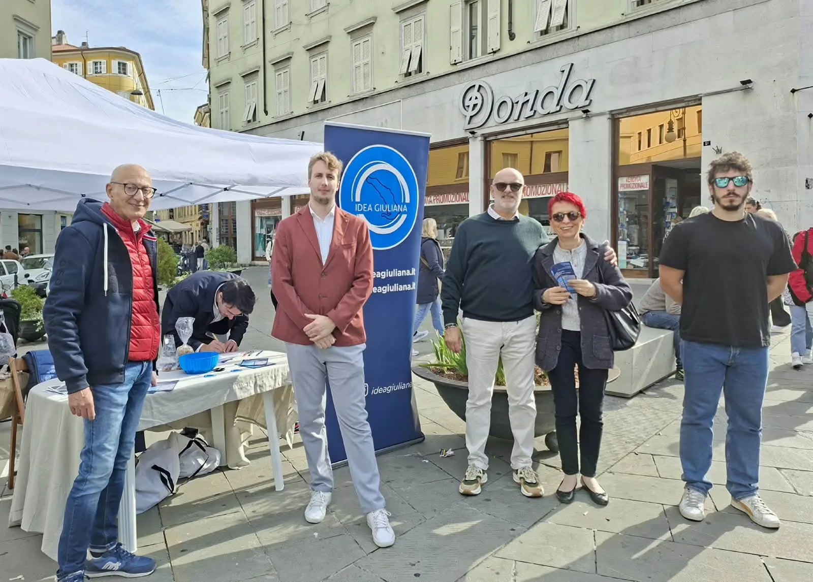 Idea Giuliana in largo Barriera. Grilli: «Il piacere e la responsabilità di incontrare le persone»