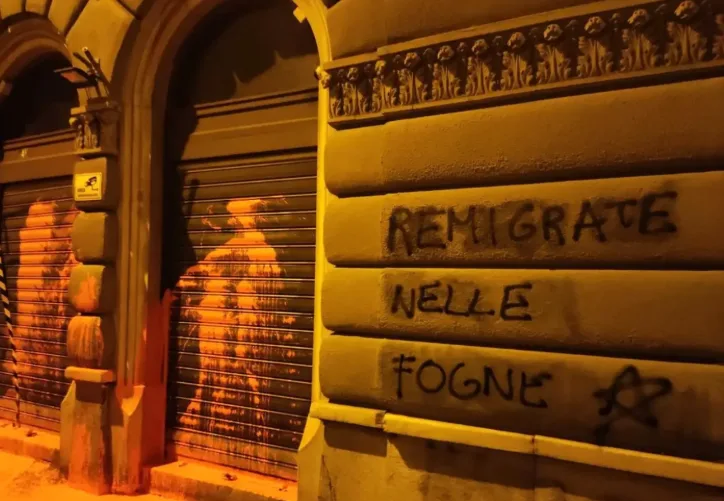 Scritte e sigilli davanti alla sede di CasaPound a Trieste: la rivendicazione compare sui social