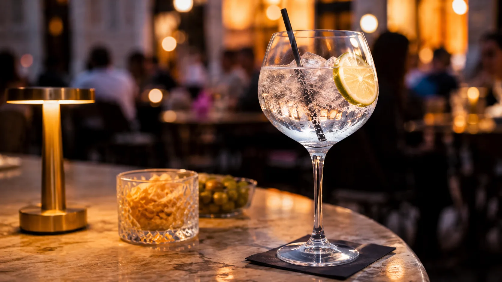 Dopo il caso dell'aperitivo da 15,50 euro arriva la replica: "Il vero affare è farselo a casa"