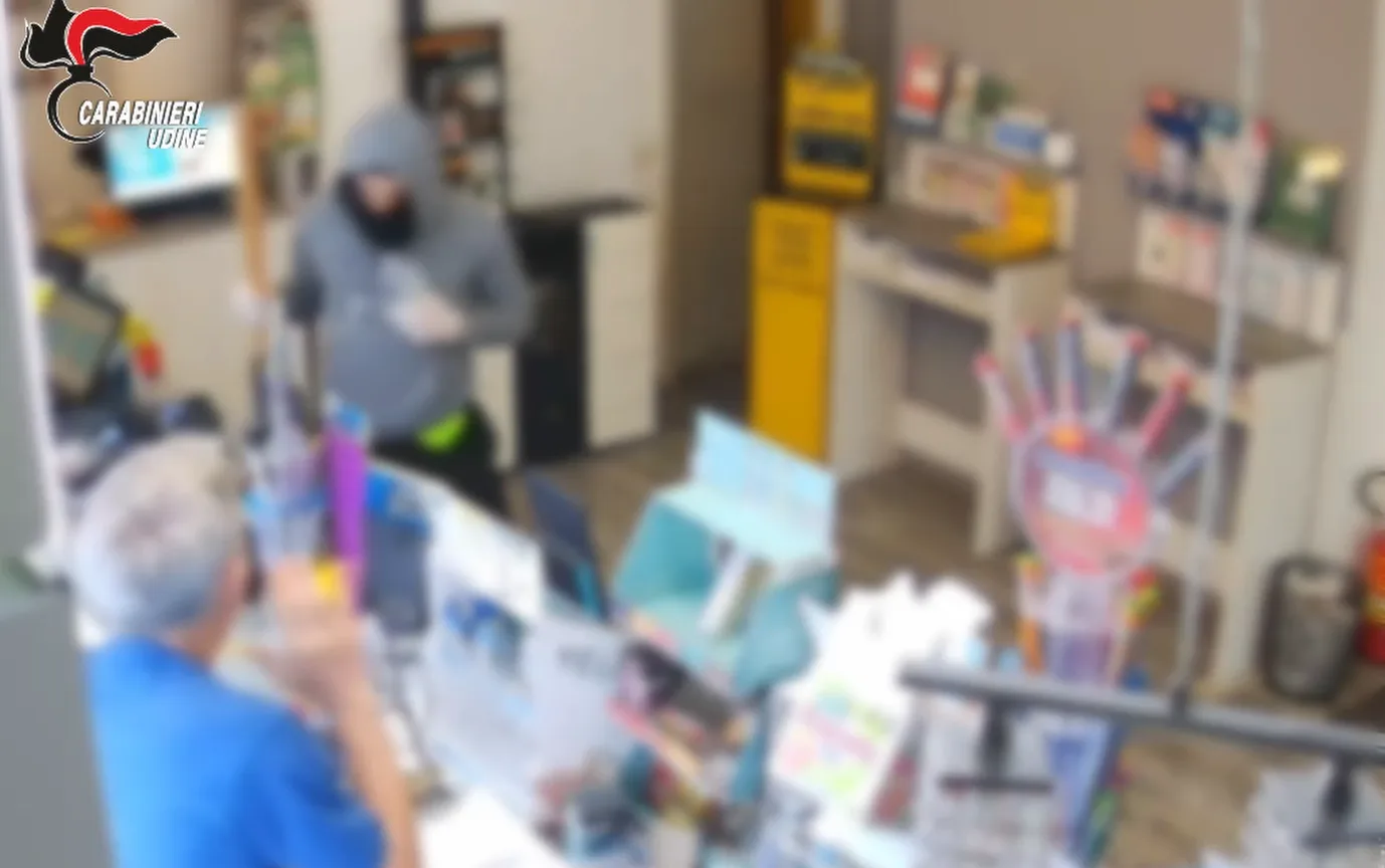 Furto al market e rapina a colpi di mazza da baseball dal tabaccaio: arrestato 25enne a Udine