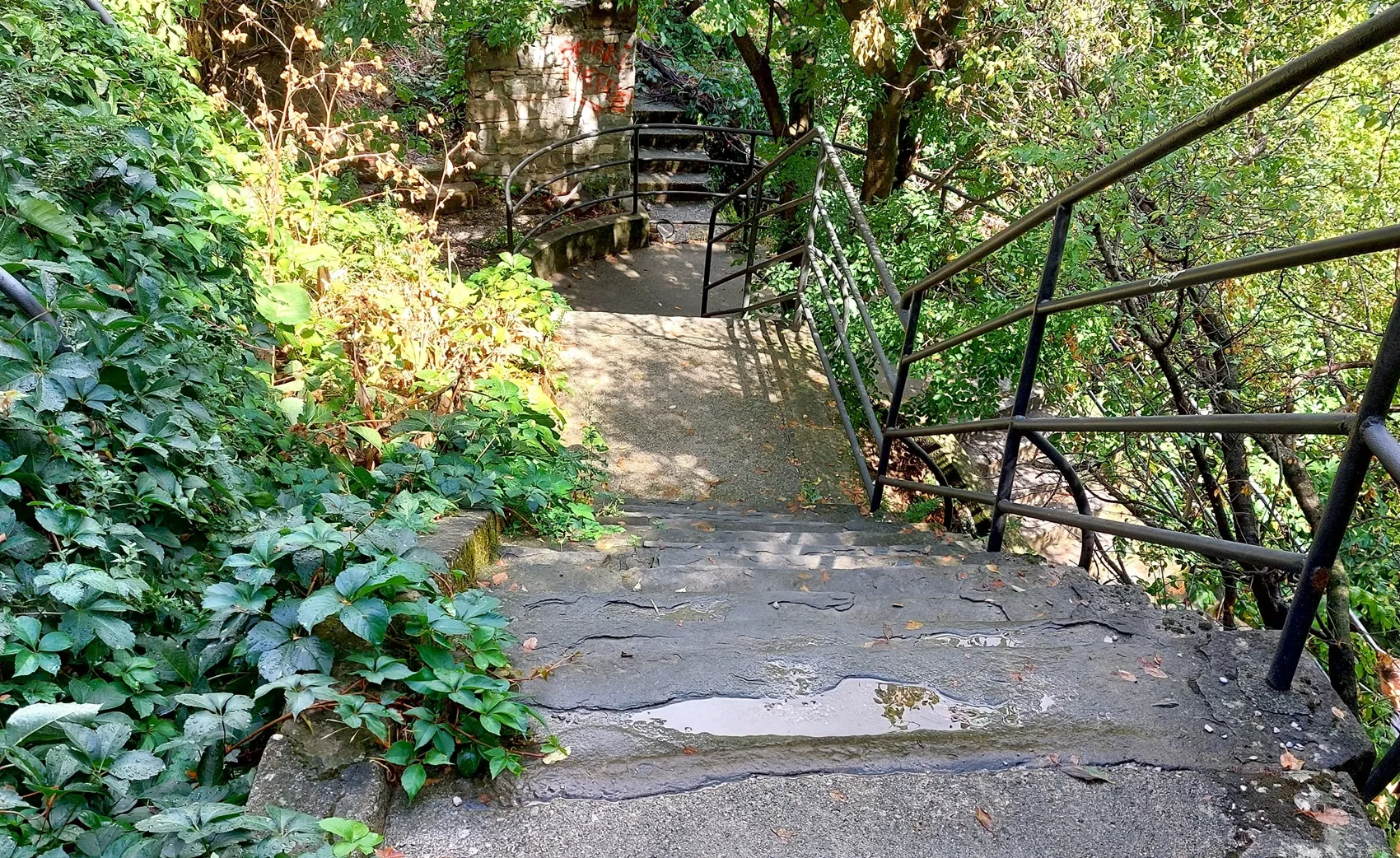Scala tra via della Tesa e via Rigutti: «Gradini ammalorati e rischi per chi transita»