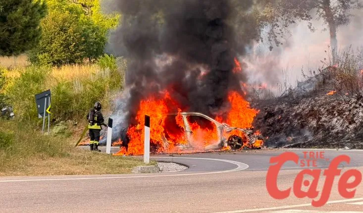 Trieste, auto avvolta dalle fiamme all’uscita autostradale di Trebiciano