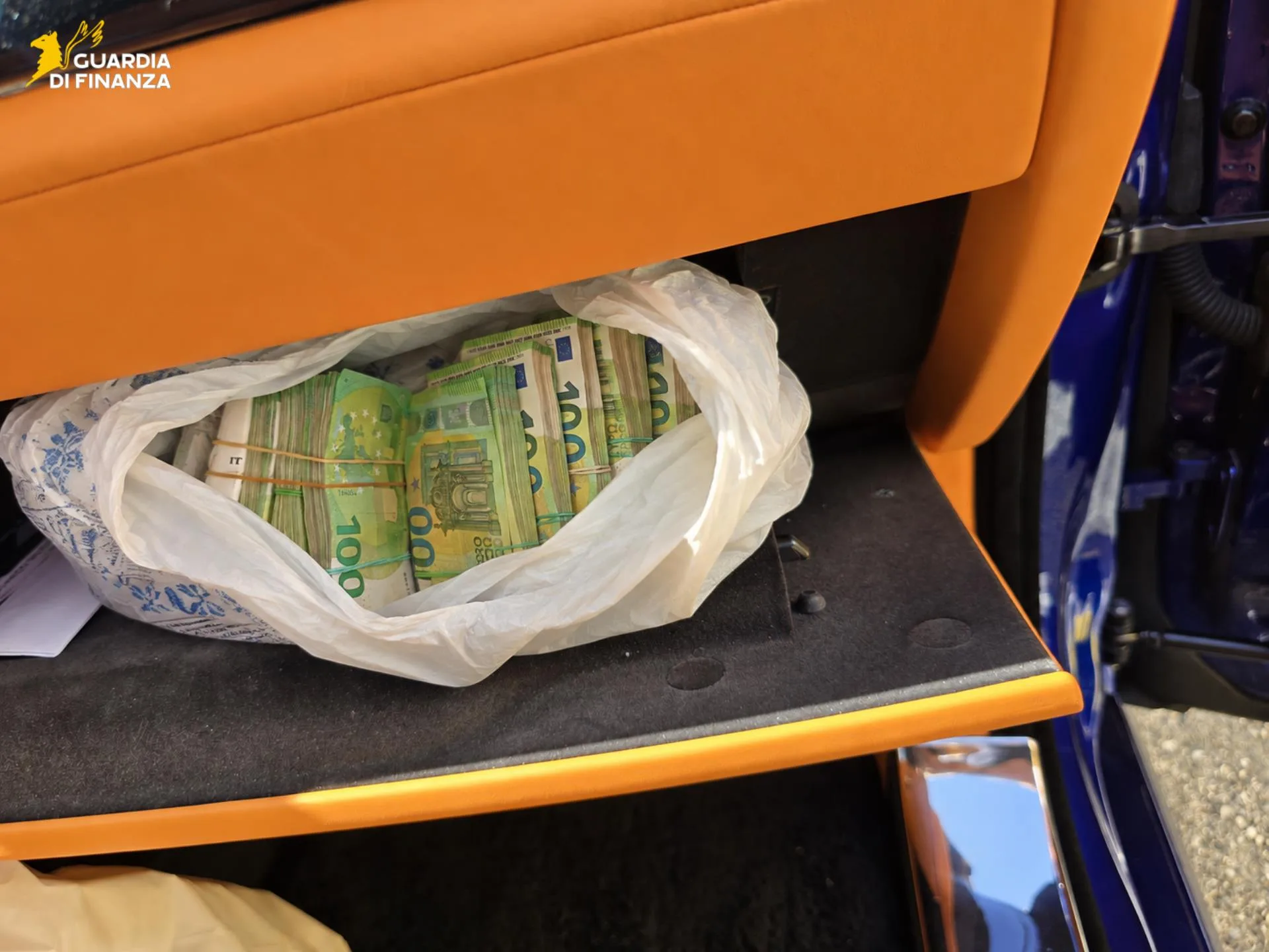 Fvg, oltre 100mila euro in contanti dentro una Rolls Royce: scatta il sequestro del mezzo bulgaro