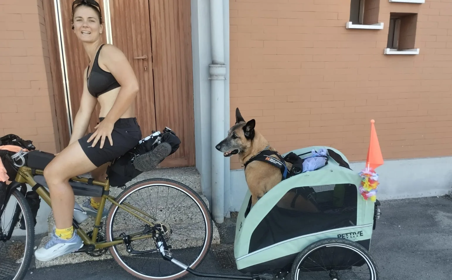 Trieste, da Brescia alla Croazia in bici con il suo cane: Marialaura conquista tutti con il suo viaggio