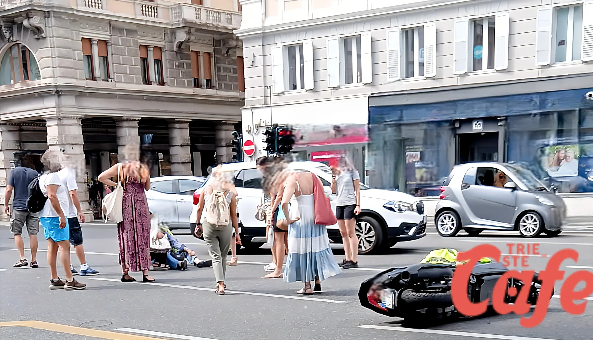 Trieste, incidente in via Carducci: scooterista soccorso e trasportato in ospedale