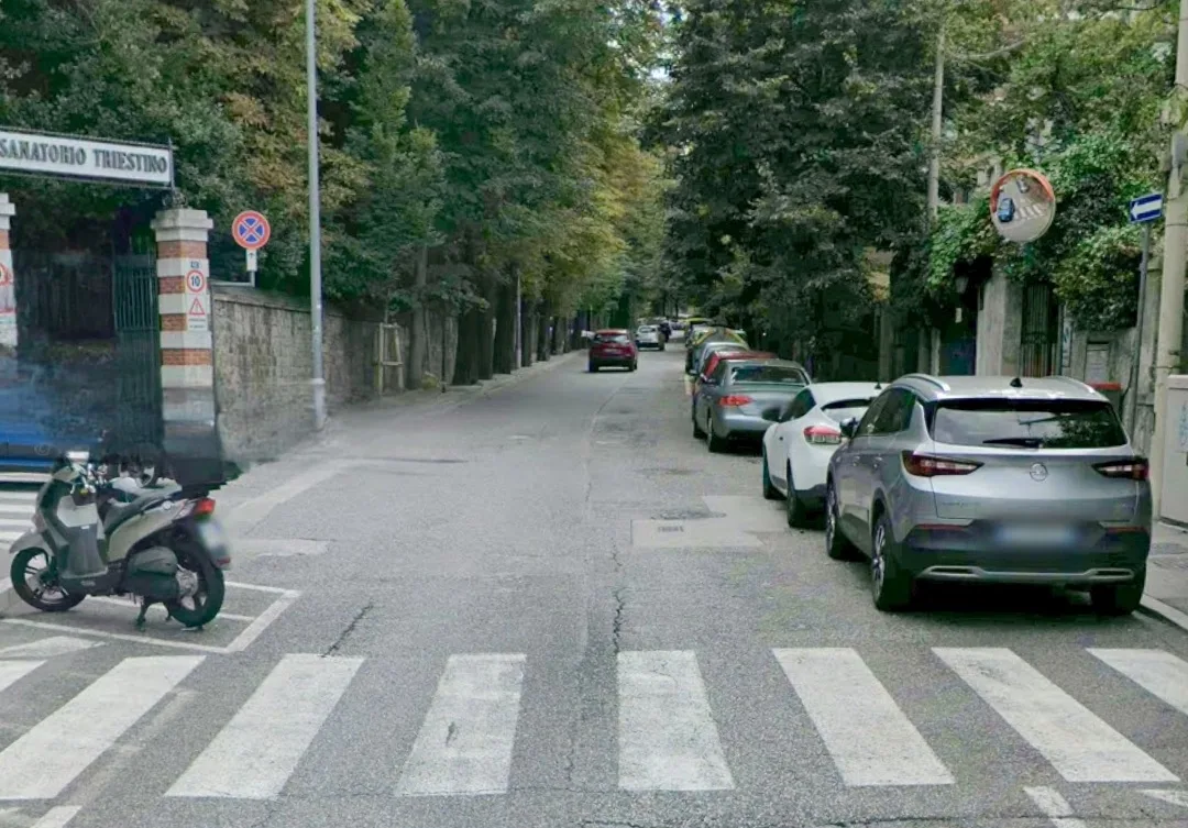 Via Rossetti, non vede mamma con  passeggino e si scusa: «Spero che legga questo messaggio»
