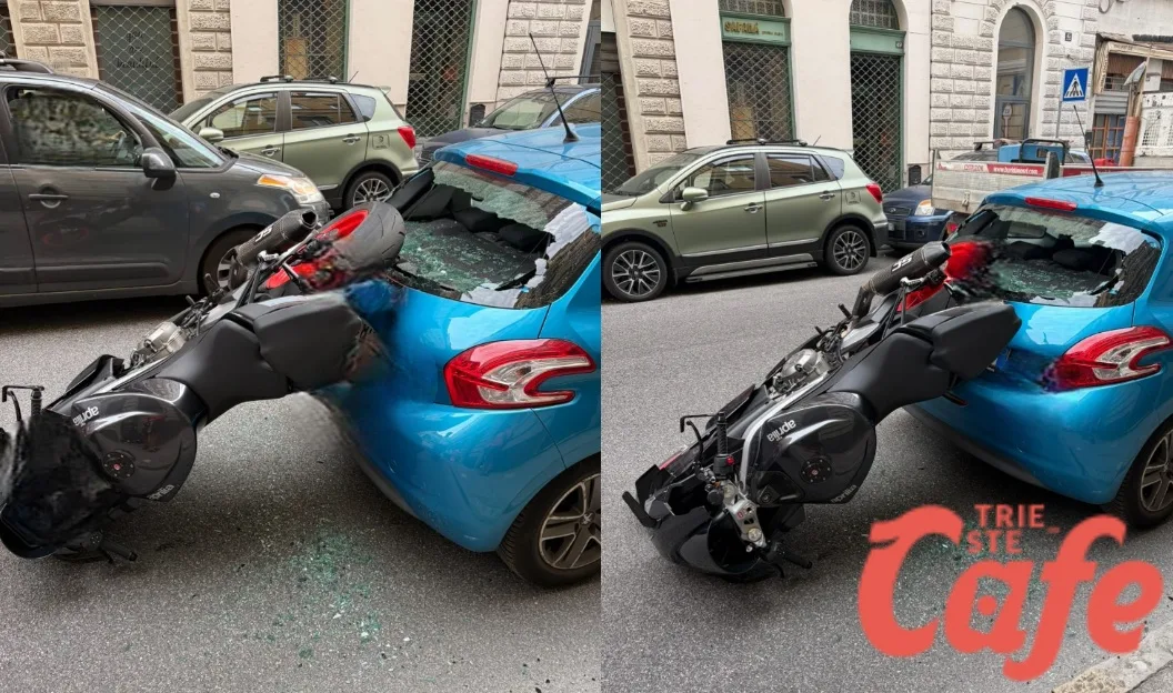 Incidente in via Udine nell'ora di punta: scontro tra auto e moto, tutti illesi (compreso un cane)