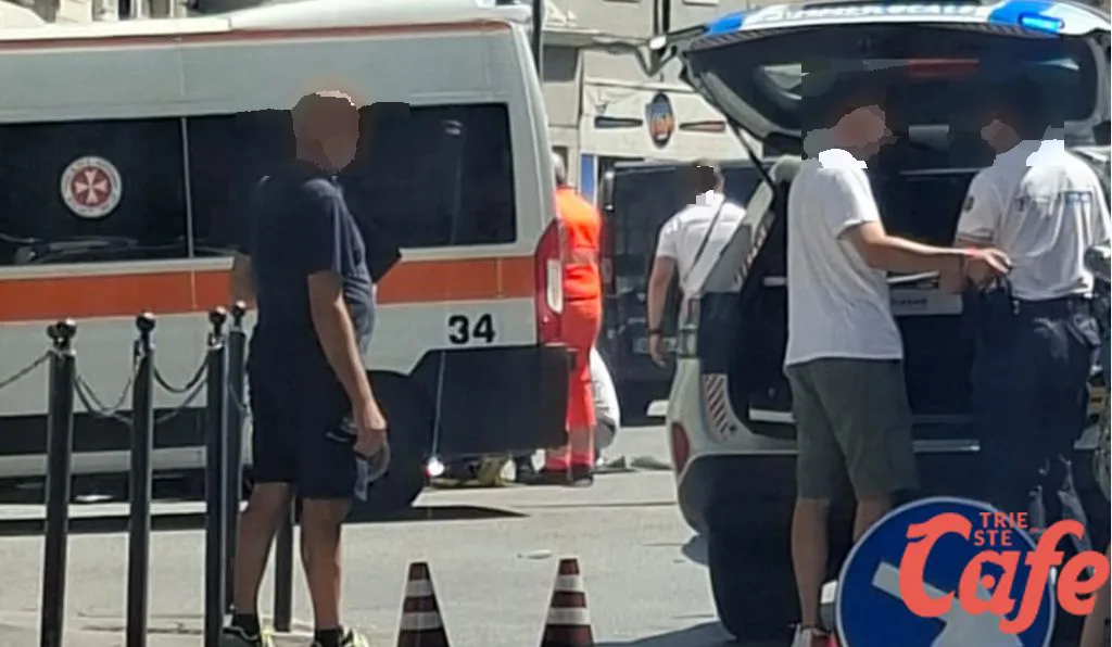 Schianto in centro a Trieste: motociclista ferito in corso Italia, traffico in tilt
