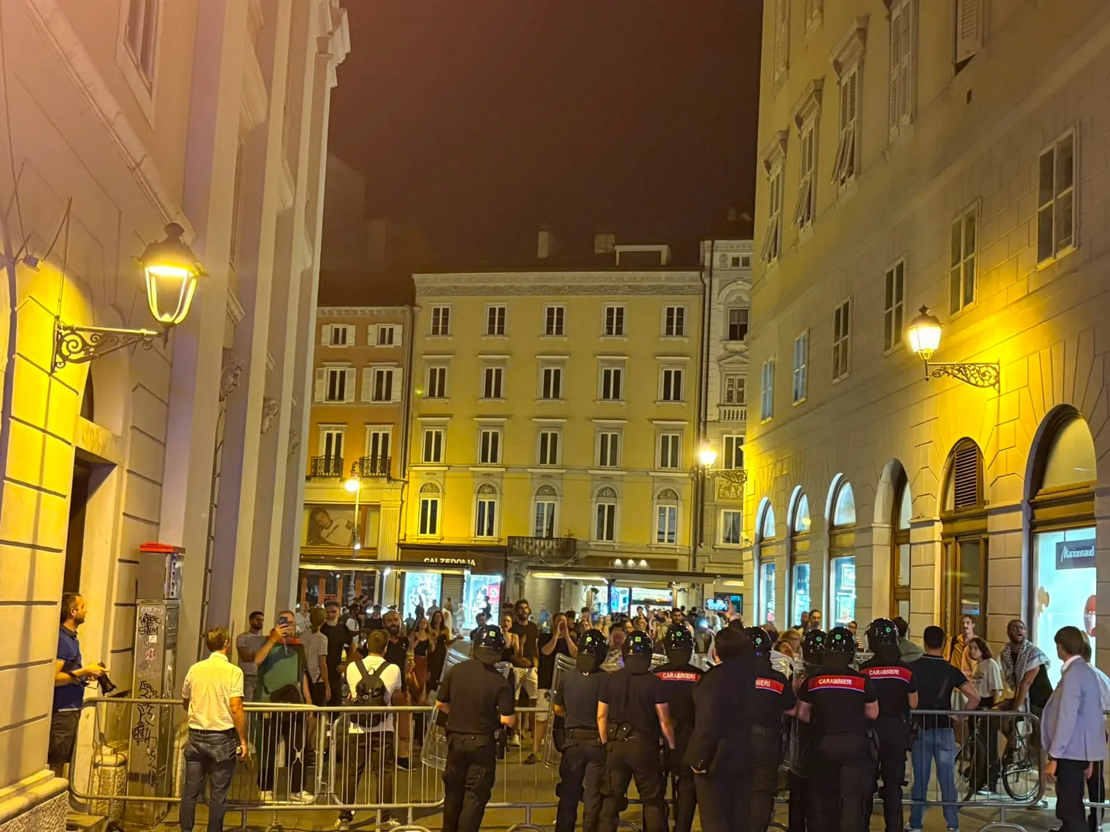 Tensione alle stelle in piazza Verdi: fumogeni, cori e Polizia in assetto antisommossa
