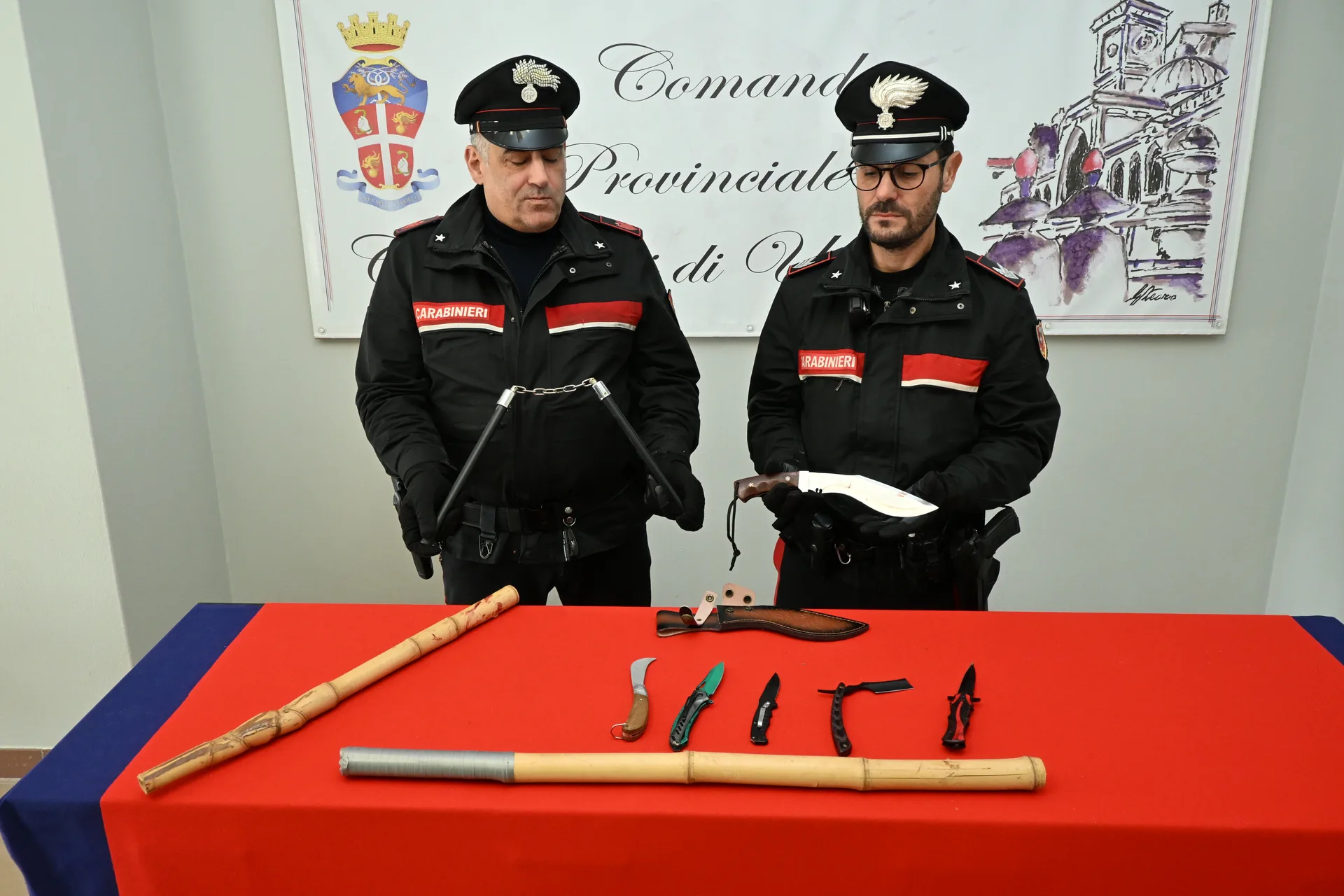 Danneggia due auto con due coltelli in mano: arrestato un 44enne