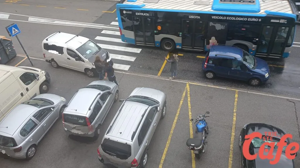 Trieste, scontro tra un furgoncino e un’auto in via Flavia: danni alle carrozzerie, nessun ferito