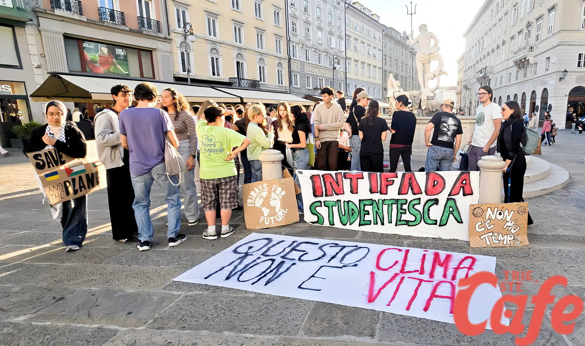 Un centinaio in Piazza della Borsa per il clima: «Questo clima non è vita», tra bandiere e cori (VIDEO)