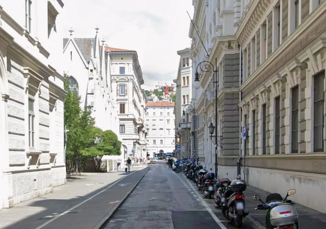Trieste, donna denuncia un tentato furto in via Trento: «Mi ha anche insultata, turista in mio aiuto»