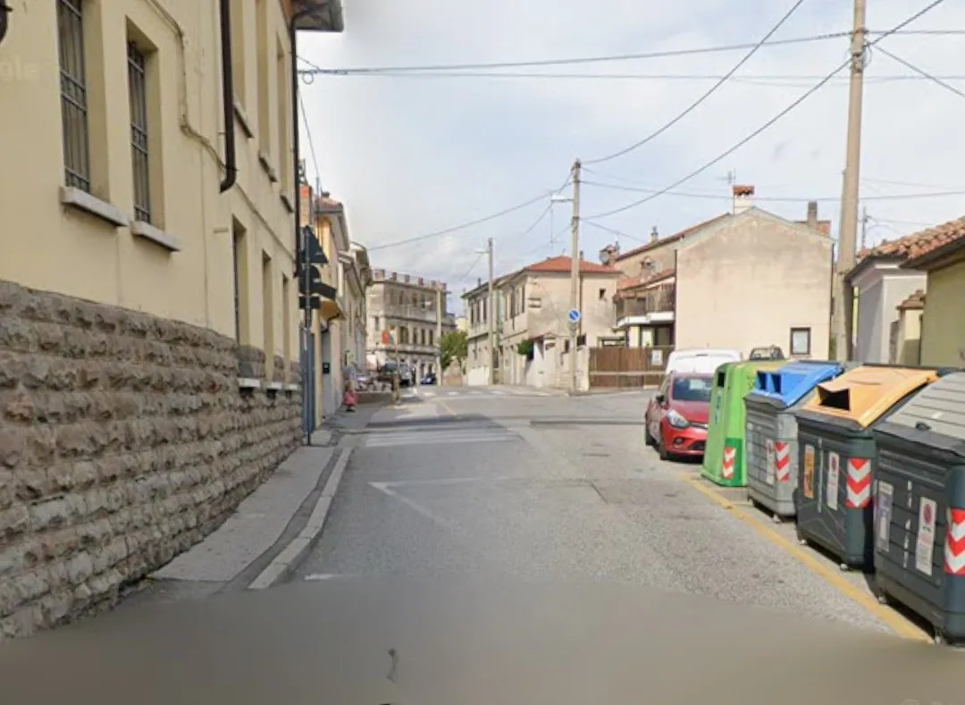 «Aggredito alle spalle dopo essere sceso dal bus»: strappata una collana d’oro a Servola
