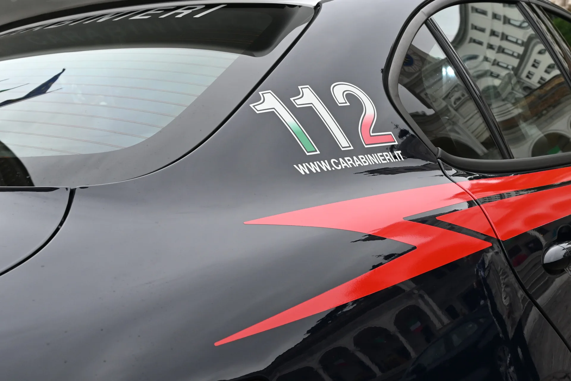 Insulta un ufficiale dell’Aeronautica e poi se la prende con i carabinieri: denunciato 37enne