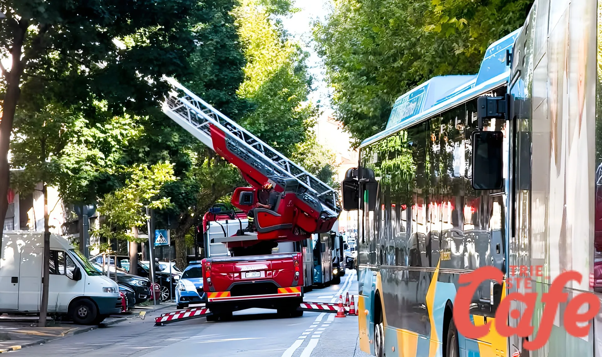 Trieste, lancia oggetti dalla finestra in viale D'Annunzio: intervengono Polizia, Vigili del Fuoco e 118