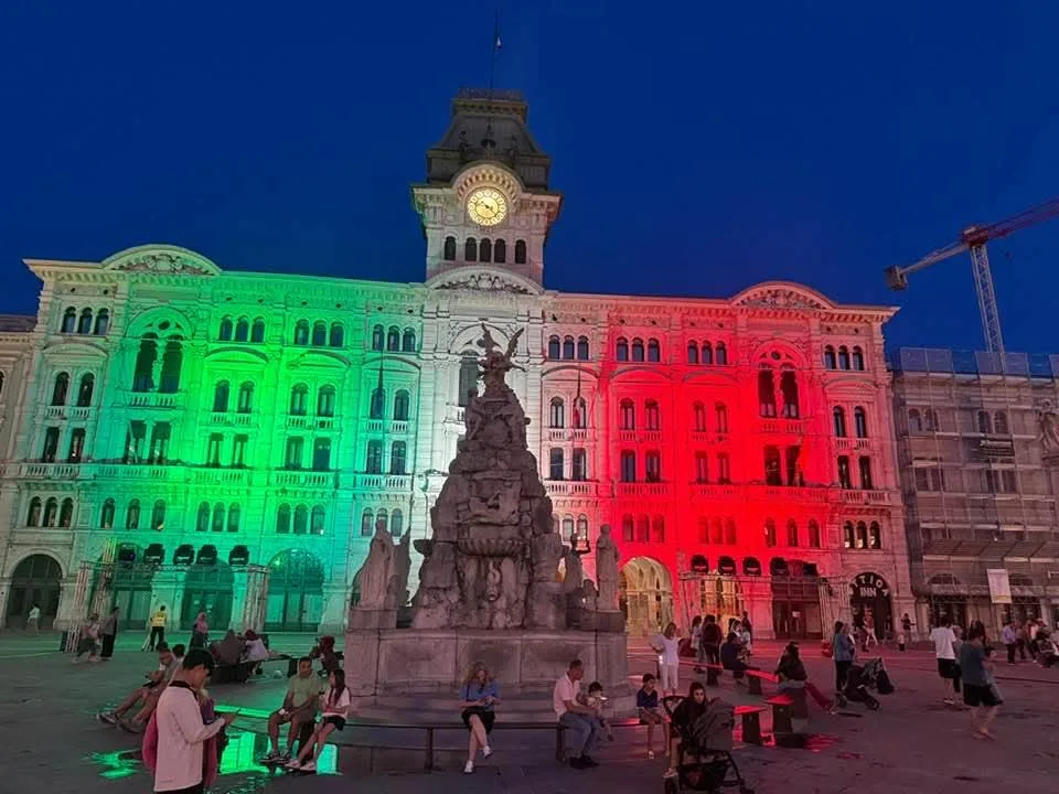 Piazza Unità vestita d’Italia, Dipiazza rilancia l’orgoglio triestino nella Festa della Repubblica