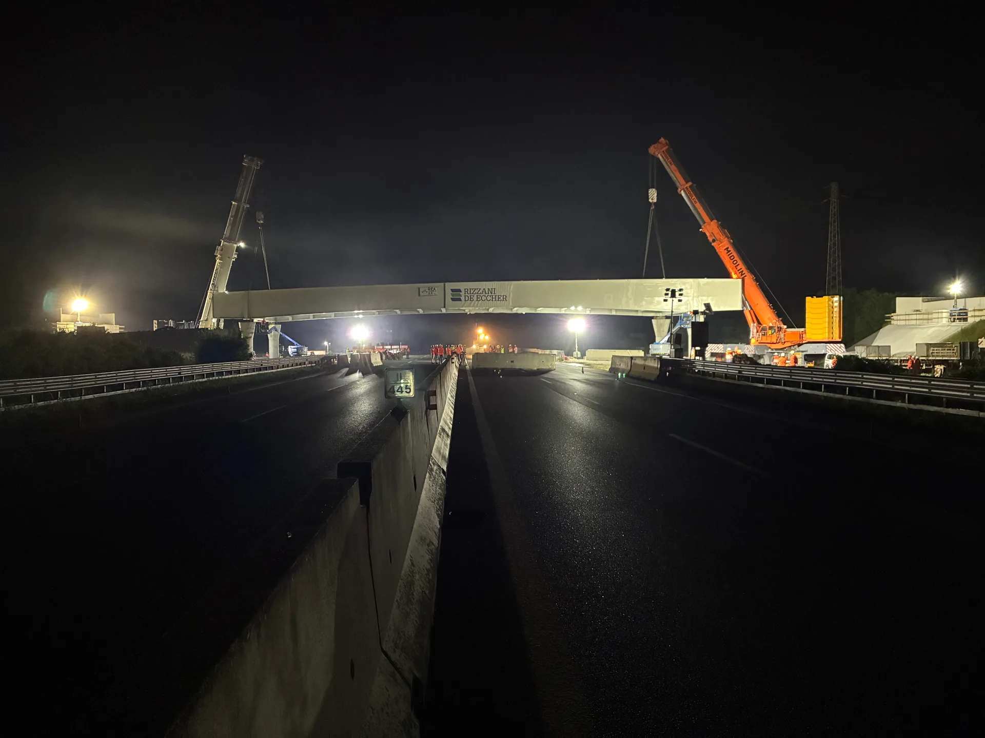 A4 Venezia-Trieste, impresa nella notte: campata da 230 tonnellate posata in appena 40 minuti