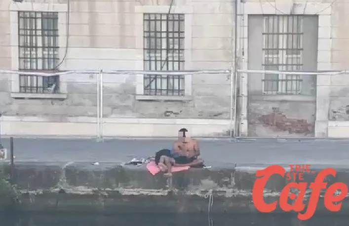 Trieste, si accampa sul Canal Grande in pieno giorno: Ponterosso ostaggio dell’inciviltà (VIDEO)