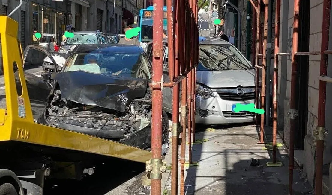 Forte impatto in via della Ginnastica: tanta paura ma nessun pedone coinvolto