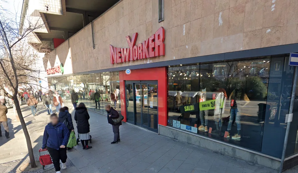 New Yorker, rompono gli antitaccheggio nei camerini: magliette sporche di sangue e un coltello