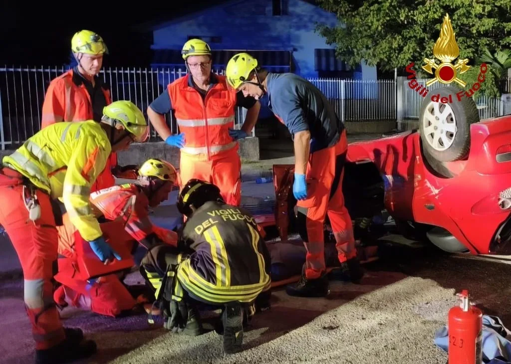 Fvg, auto si ribalta nella notte: giovane incastrato tra le lamiere