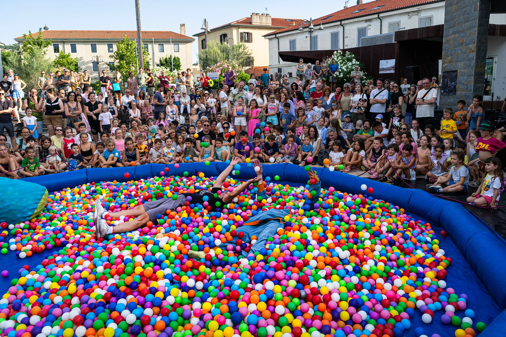 Muja Buskers Festival,  circo contemporaneo e teatro di strada. Ogni mezz'ora uno spettacolo 