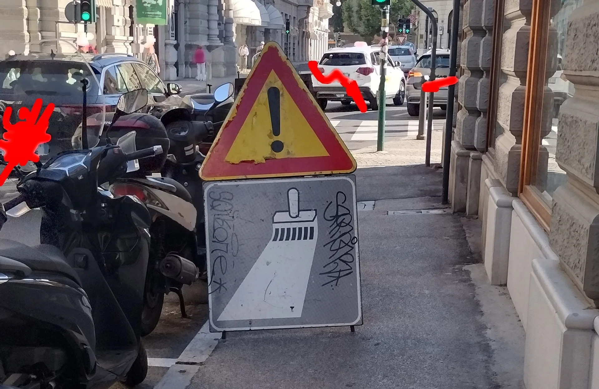 Marciapiede quasi ostruito in via Imbriani: "E carrozzine e disabili come fanno?"