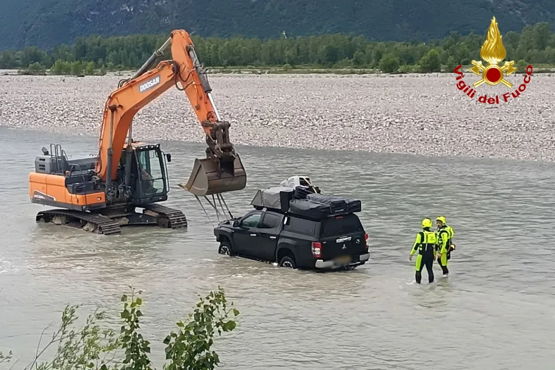 Osoppo, fuoristrada bloccato nel Tagliamento: salvi due turisti e i loro cani