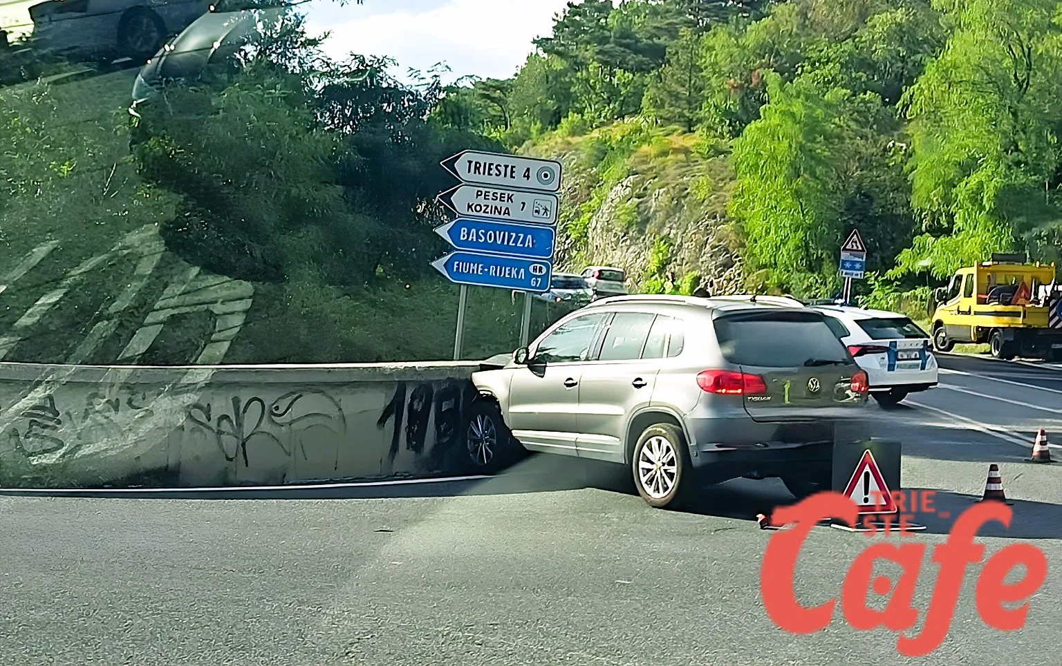 Bivio ad H, incidente nel pomeriggio: vettura contro la barriera, traffico rallentato