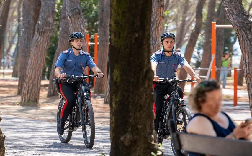 Carabinieri in e-bike sul lungomare di Trieste: pattugliamenti più agili nelle aree turistiche