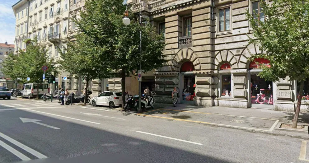 Galleria Fenice, guardia giurata denuncia un'aggressione: "Mi ha sputato e lanciato una stampella"