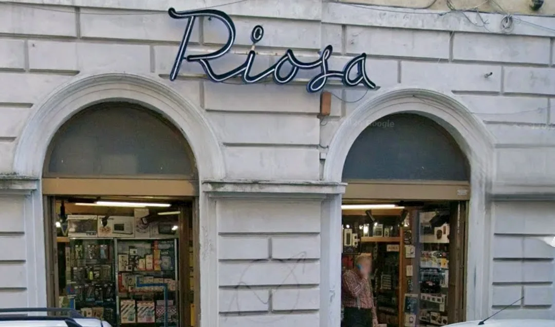 Chiude lo storico negozio Riosa a San Giacomo: finisce un’epoca fatta di fiducia, ricordi e vita di rione
